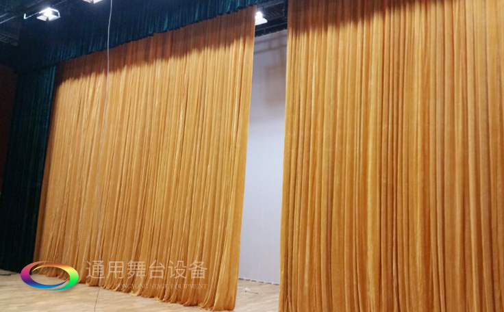 舞臺大幕舞臺阻燃幕布www.sddgbr.com.cn、二、三道幕等分割表演區域，移換場景不間斷