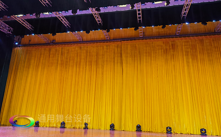 牽引阻燃幕布大幕啟閉運動的機械設備。大幕機（proscenium curtain machinery）